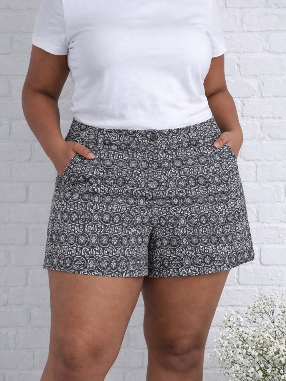 New York & Company Black & White Geometric Floral Print High Waist Shorts Sz 18